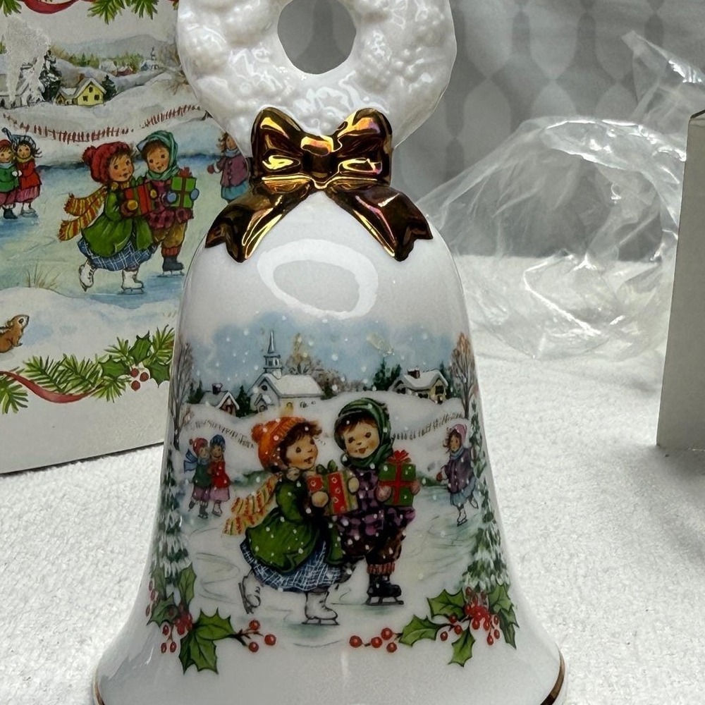 Avon Christmas Bell 1986 Holiday Collectible‎ Porcelain Wreath Ornament